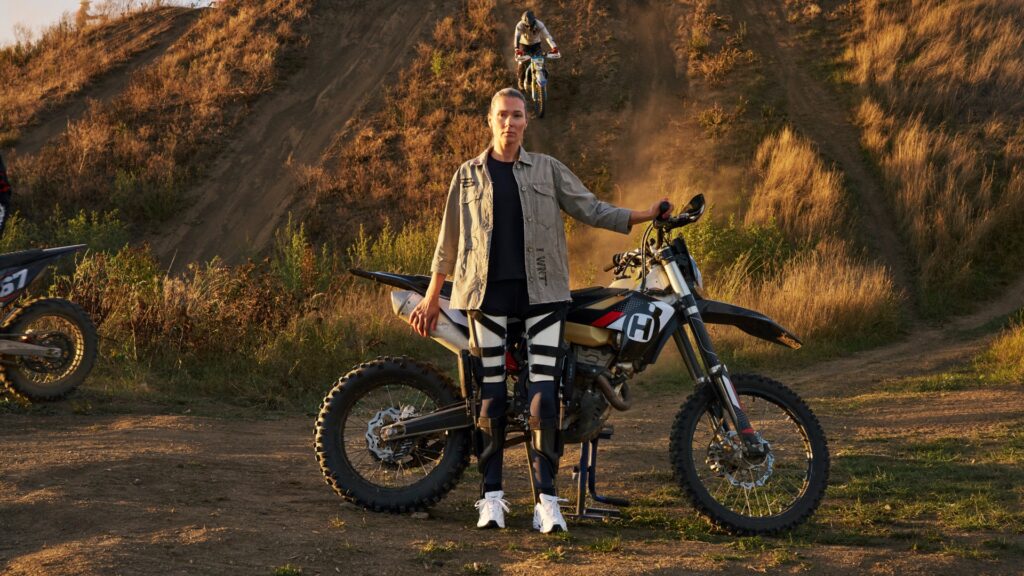 Peggy mit Orthesen und Rollator auf einer Motocross-Strecke