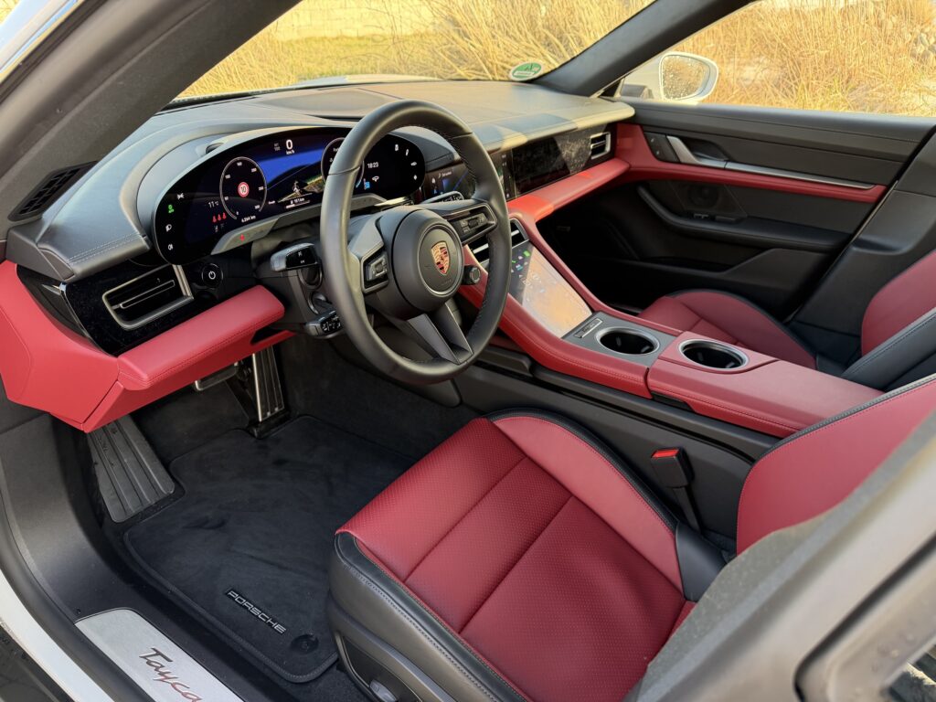 Cockpit des Porsche Taycan mit digitalem Display