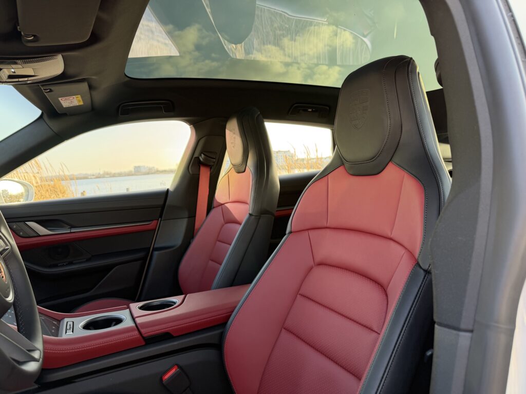Innenraum des Porsche Taycan mit roten Sitzen