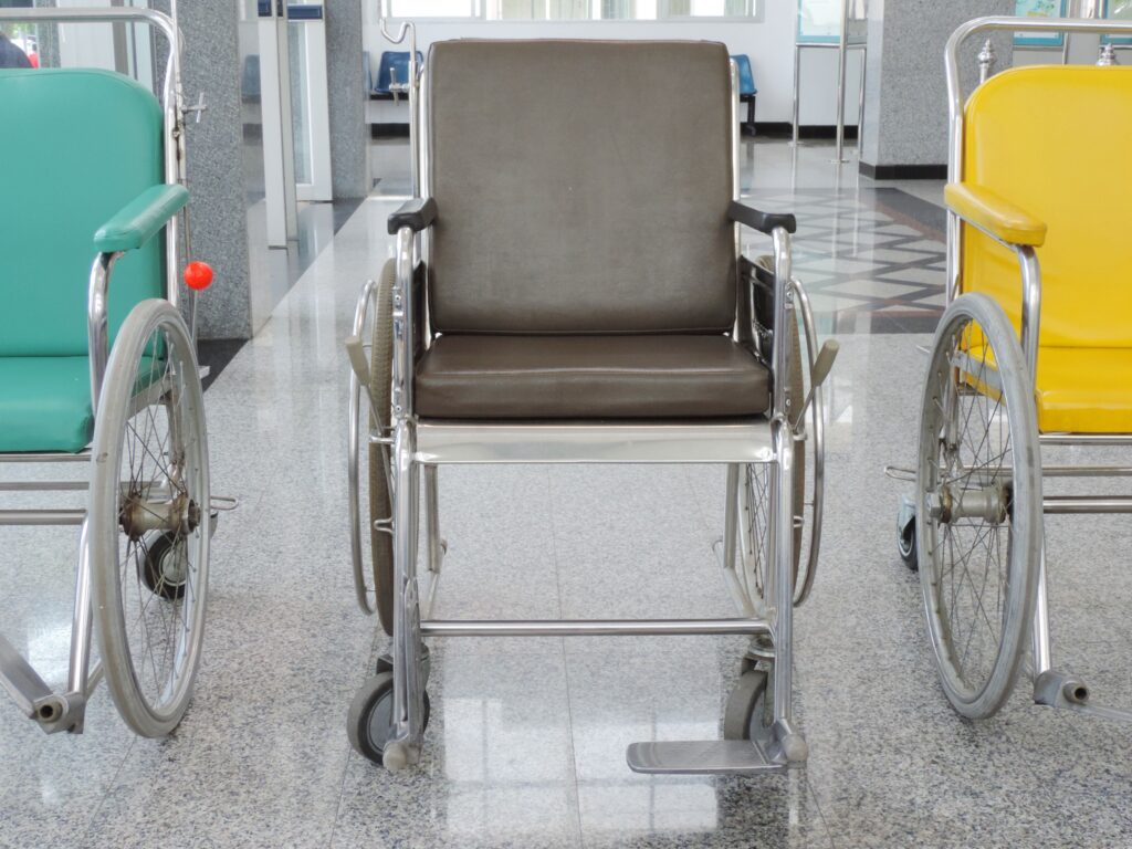 Mehrere Rollst&uuml;hle stehen in einem hellen Innenraum