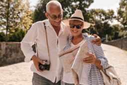 Paar der Generation Plus mit Stadtplan auf einer Reise
