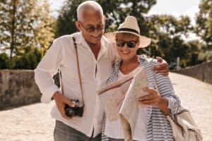 Paar der Generation Plus mit Stadtplan auf einer Reise