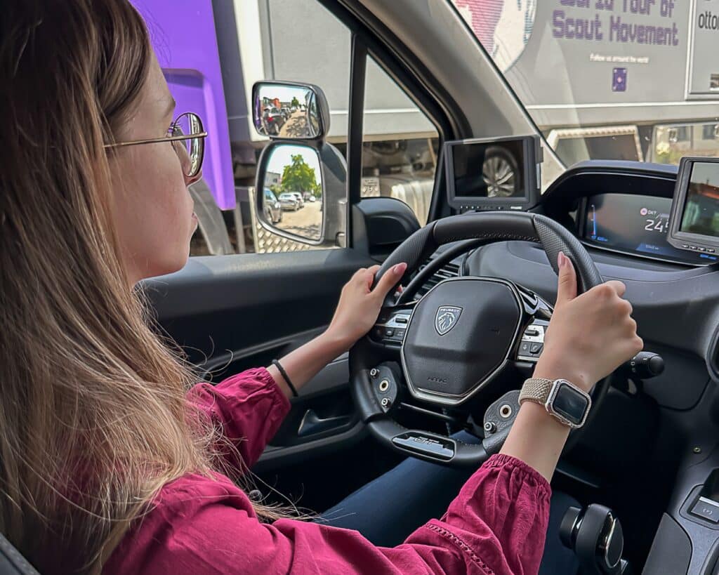 Nahla am Steuer Nahla sammelt erste Erfahrungen am Steuer in der Paravan Fahrschule