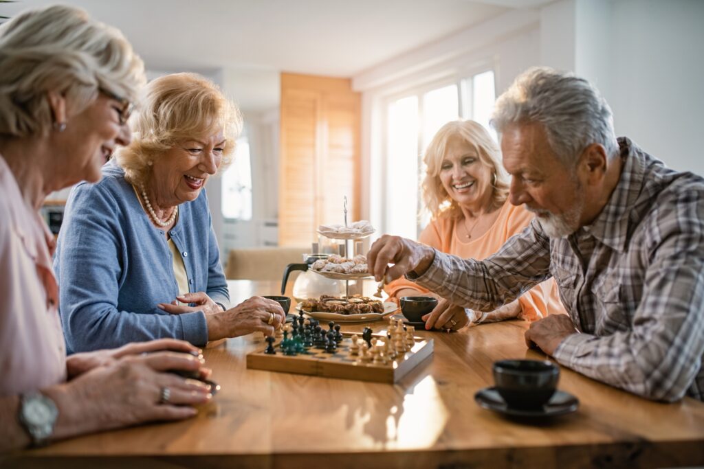 Gruppe &auml;lterer Menschen spielt gemeinsam Schach