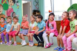 Kinder sitzen gemeinsam in einer Kita