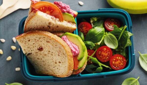 Gesundes Pausenbrot in der Brotdose Gesunde Brotdose mit Brot, Gemüse und Obst