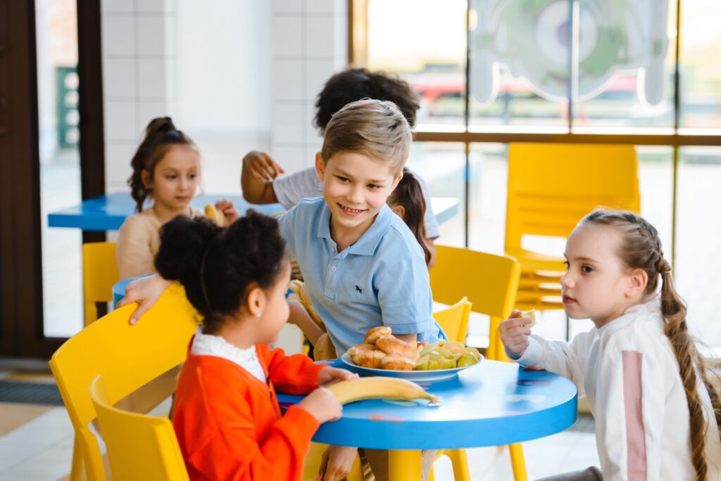 Gemeinsame Mahlzeit in der Kita Kinder essen gemeinsam in einer Kita