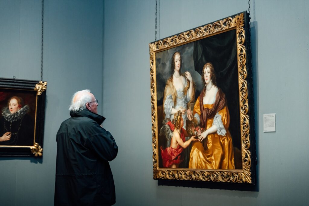 &Auml;lterer Besucher betrachtet ein Gem&auml;lde im Museum