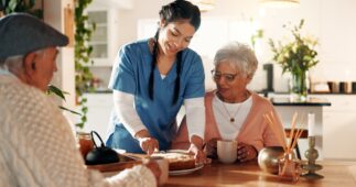 Betreuungskraft unterst&uuml;tzt Seniorin zu Hause